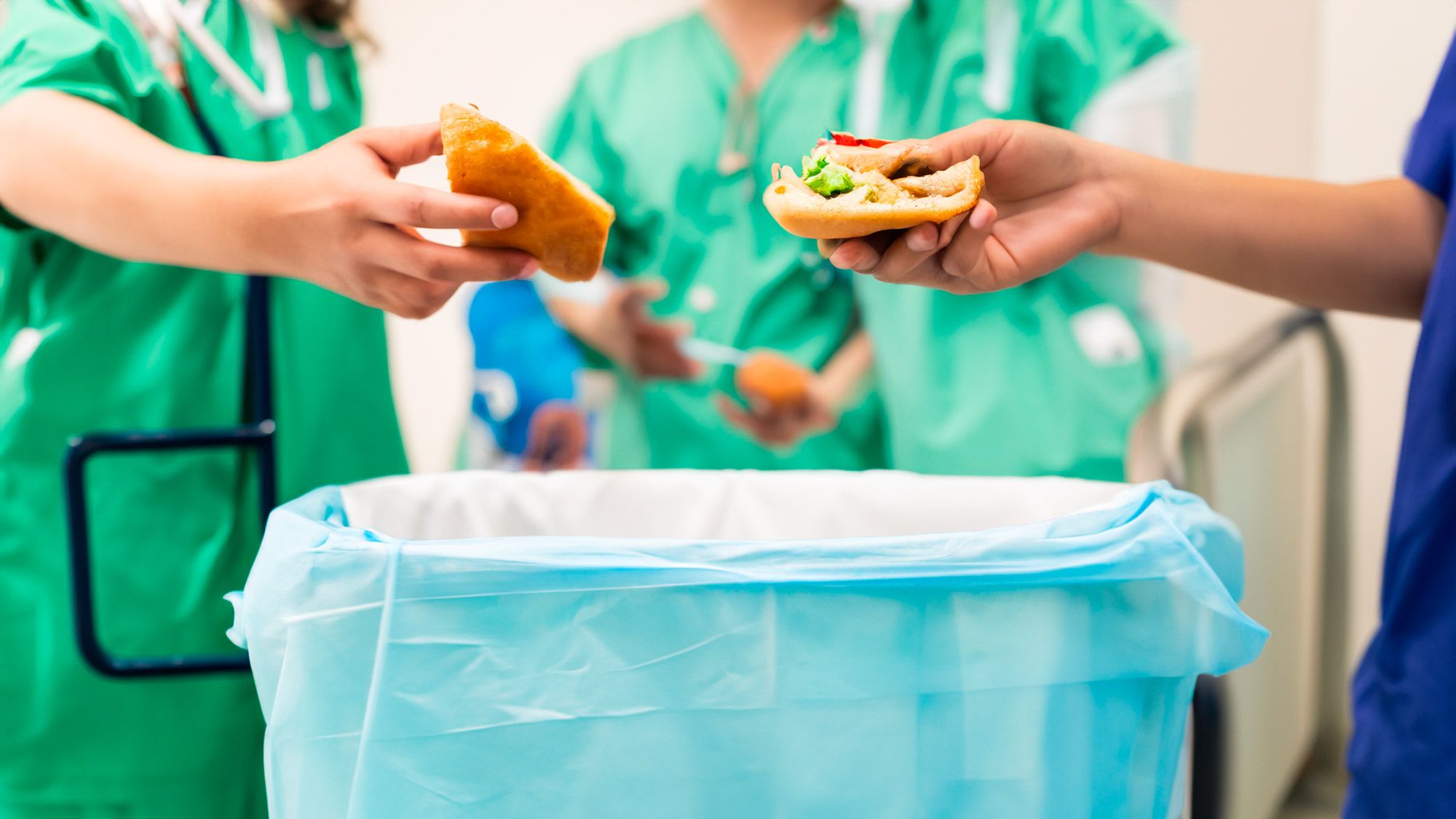 Collecte de bac à biodéchets dans un abri bac